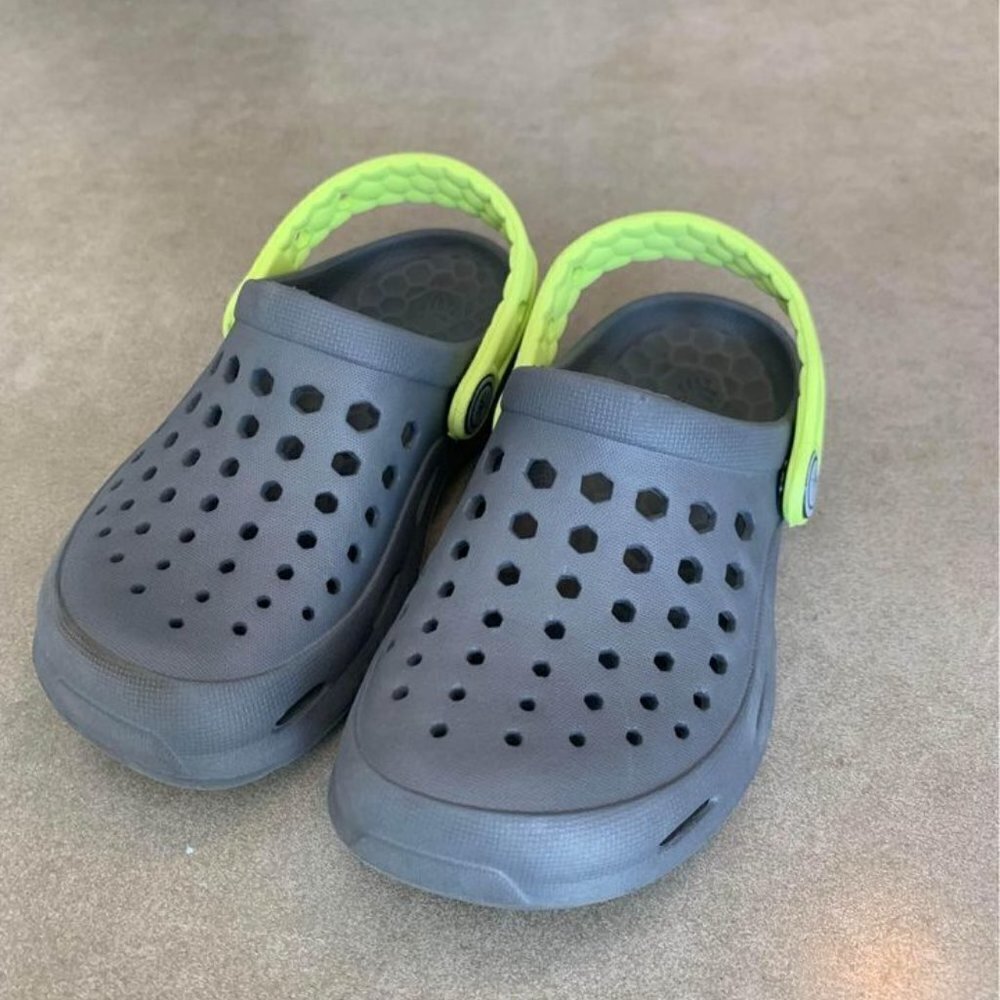 JOYBEES clogs. Little kids size 8/9. Gray & neon. New condition.